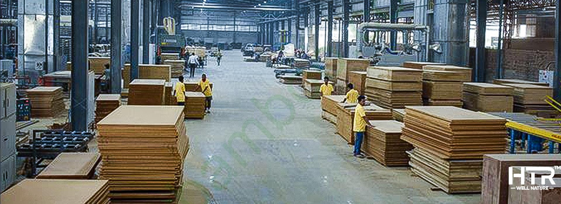 Các chồng tấm ván ép tre được tổ chức trong nhà máy HTR